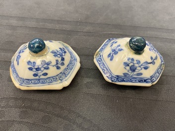 Cinq vases en porcelaine de Chine en bleu et blanc, Kangxi